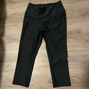 Nike Cropped Leggings in Black